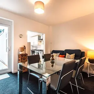  Holiday home Modern House In With Private Off-road Parking - Newly Refurbished - Great For Contractors, Friends & Families